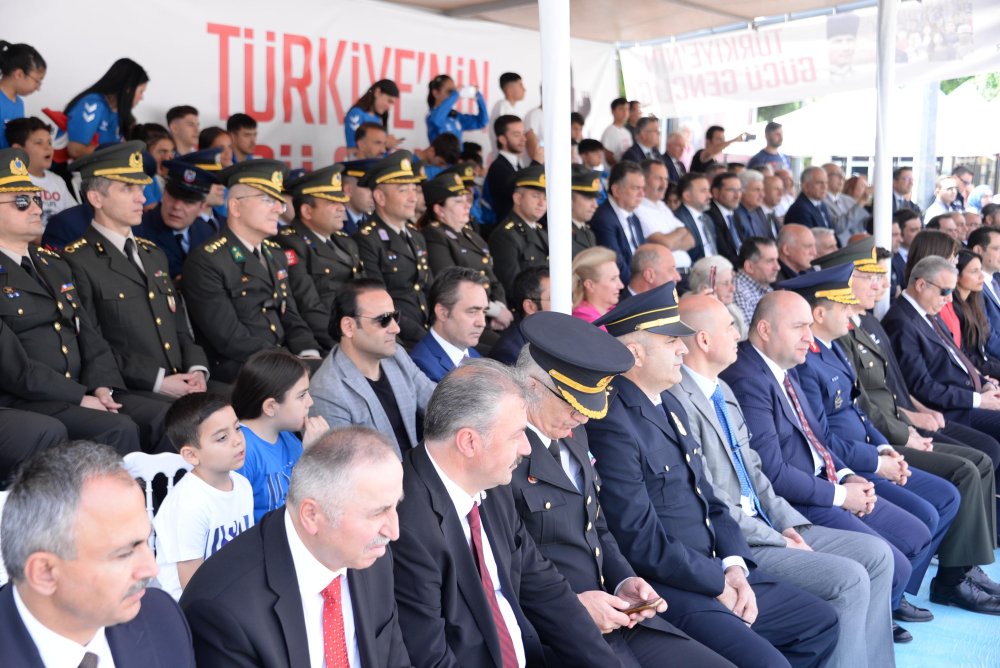 19 Mayıs kutlamalarında Yunus polislerinden zeybek gösterisi