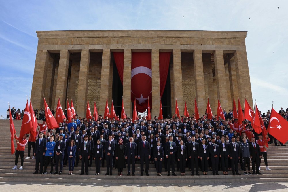 Bakan Bak, gençler ve sporcularla Anıtkabir'i ziyaret etti