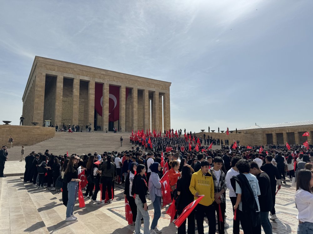 Bakan Bak, gençler ve sporcularla Anıtkabir'i ziyaret etti