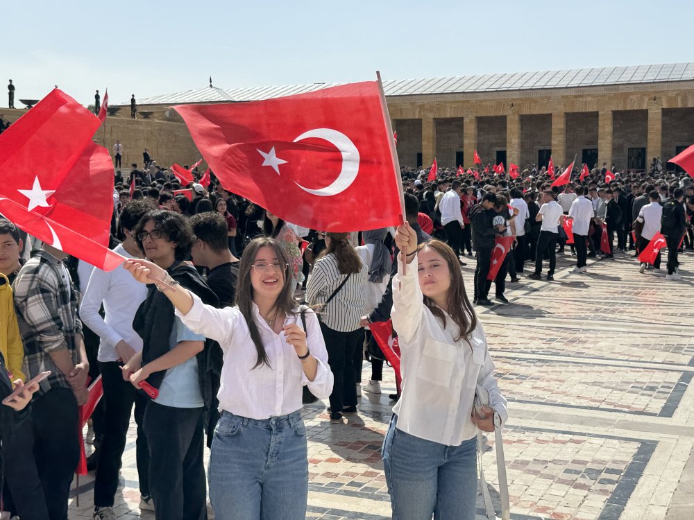 Bakan Bak, gençler ve sporcularla Anıtkabir'i ziyaret etti