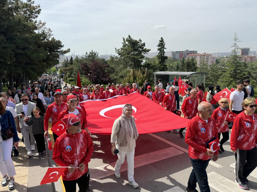 Bakan Bak, gençler ve sporcularla Anıtkabir'i ziyaret etti