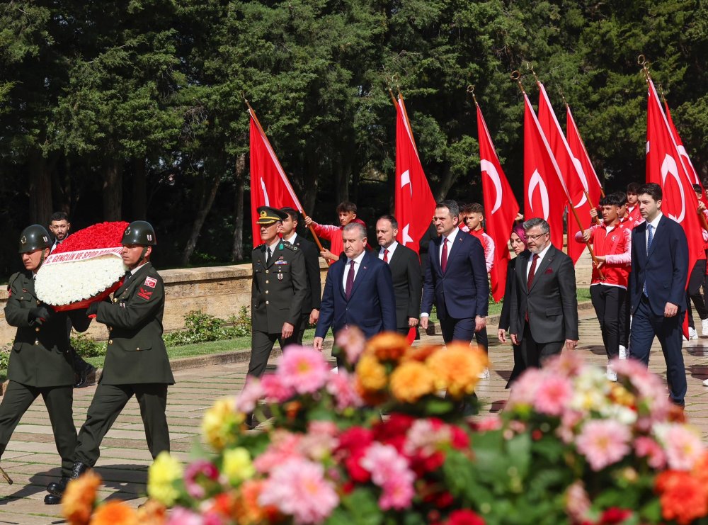 Bakan Bak, gençler ve sporcularla Anıtkabir'i ziyaret etti