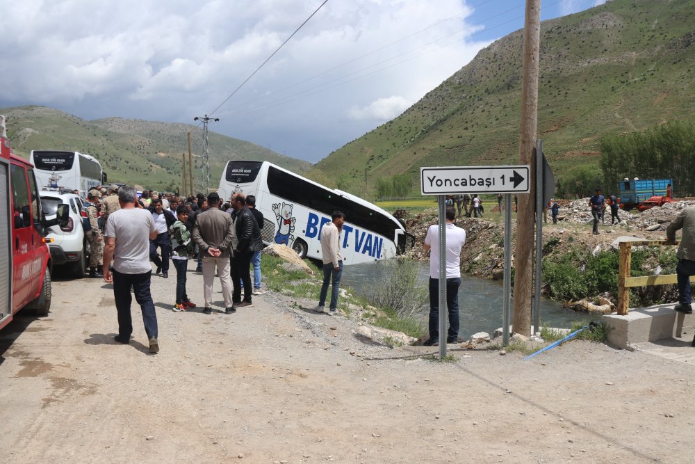 Bitlis'te yolcu otobüsü dereye uçtu: Yaralılar var