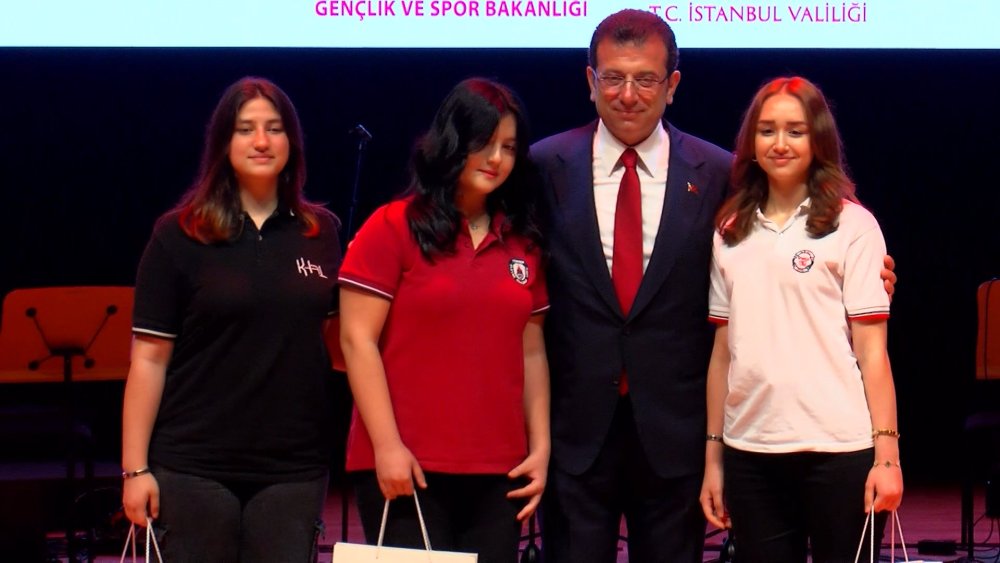 Cemal Reşit Rey'de 19 Mayıs gösterisi