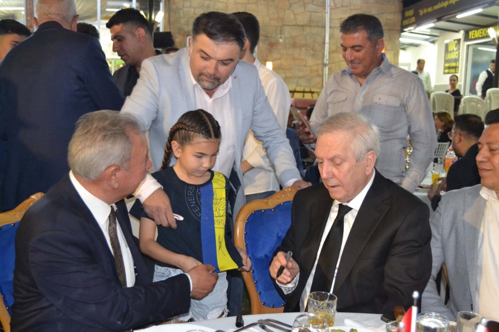 Derbi öncesi Aziz Yıldırım Manisa'da düğüne katıldı