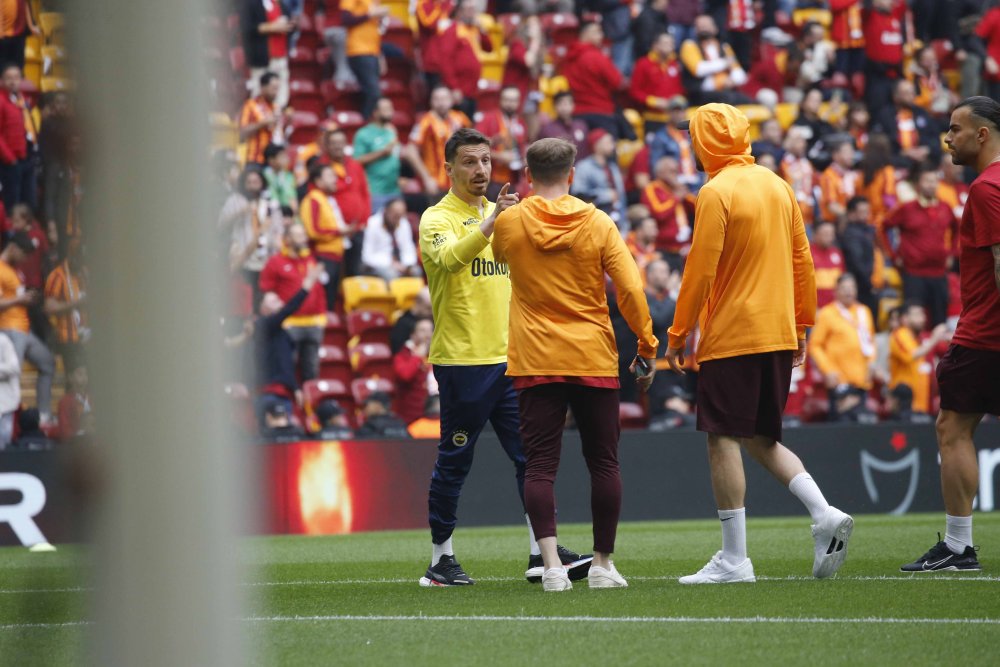 Fenerbahçe - Galatasaray maçı öncesi sahada gerginlik yaşandı