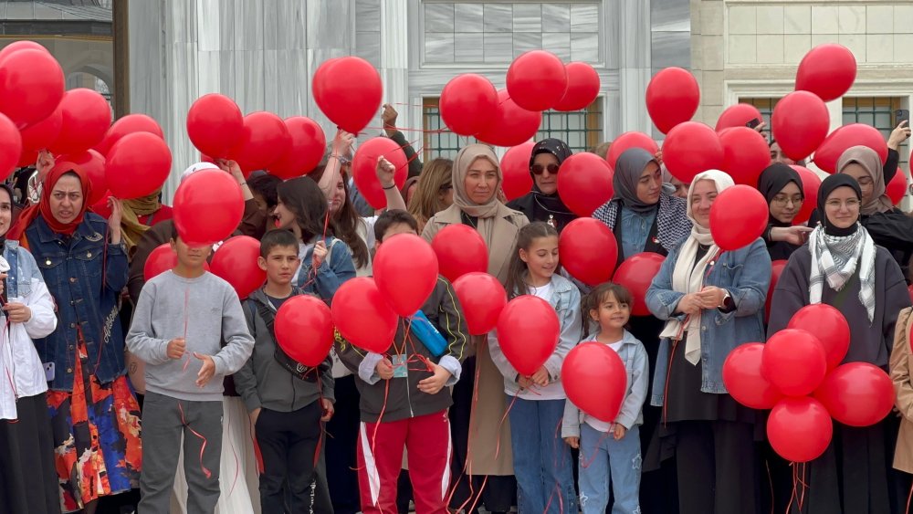 Filistin'deki soykırıma dikkat çekmek için Çamlıca'dan yüzlerce balon bırakıldı