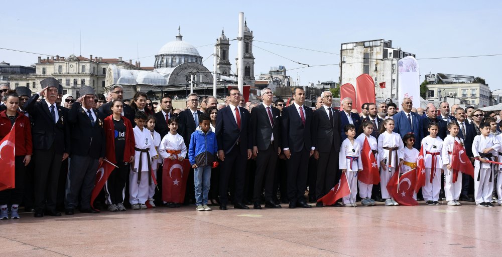 İstanbul'da 19 Mayıs töreni Taksim'de yapıldı