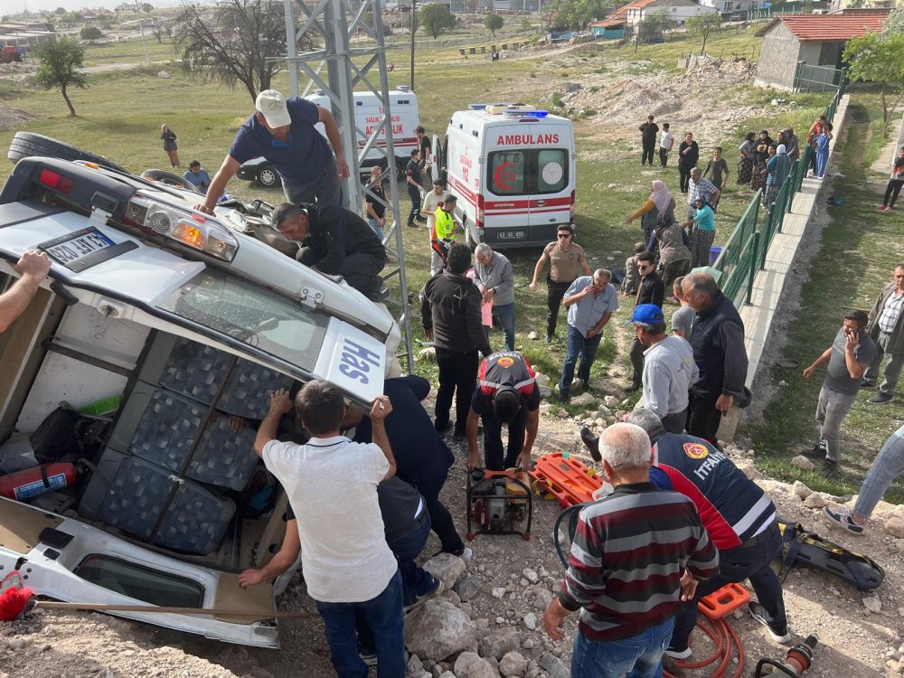 Yolcu minibüsü şarampole devrildi: 13 yaralı