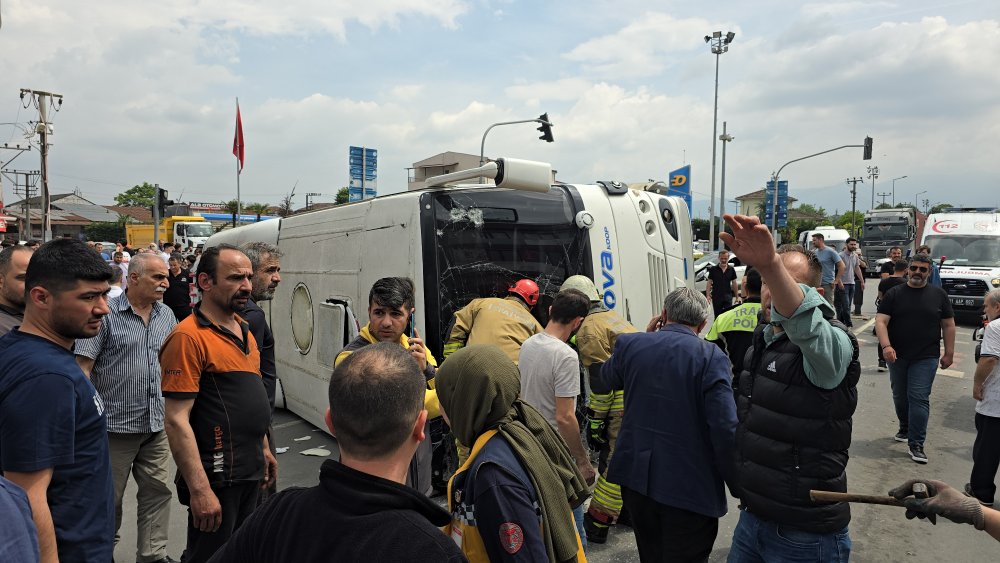 Kırmızı ışıkta geçti, kazaya yol açtı: Yaralılar var