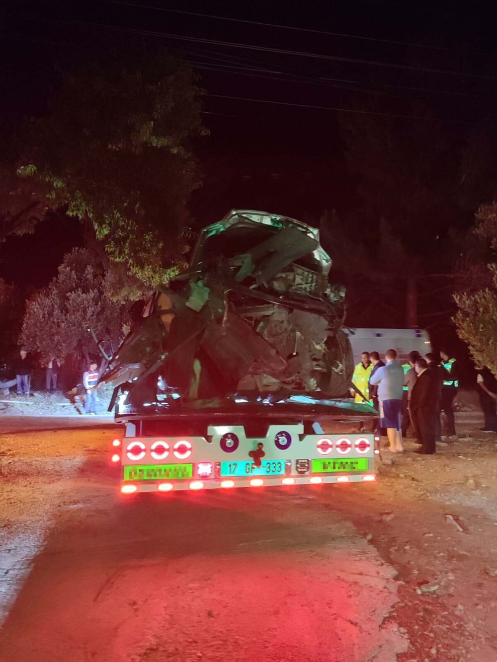 Ağaca çarpan otomobildeki sürücü ile arkadaşı öldü