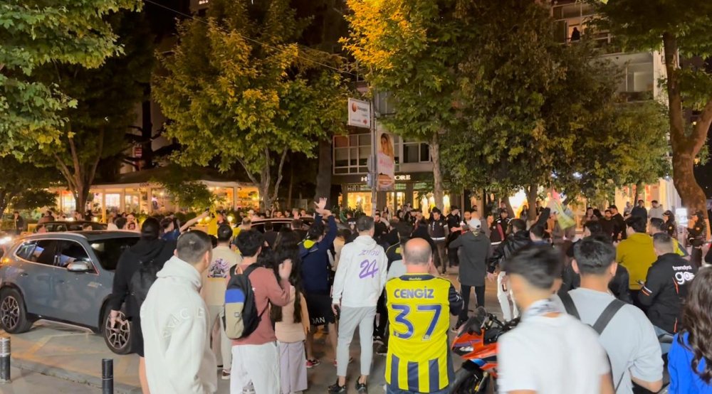 Bağdat Caddesi’nde Galatasaray taraftarlarının araçlarına saldırı