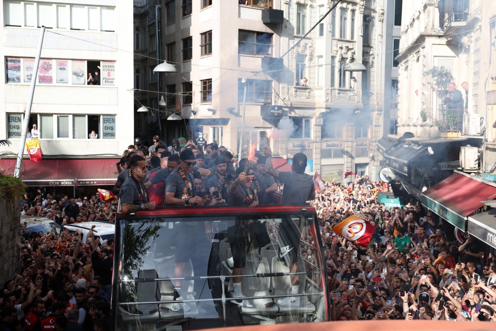 Galatasaray kupasına kavuşacak: Şampiyonluk kutlaması için yola çıktı