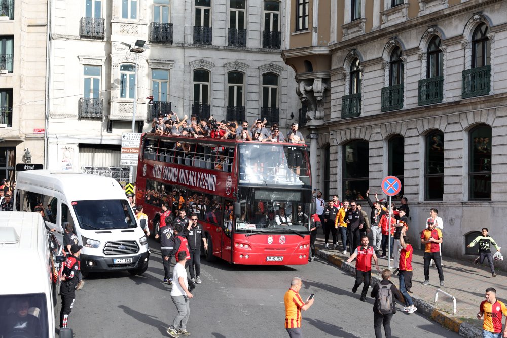 Galatasaray kupasına kavuşacak: Şampiyonluk kutlaması için yola çıktı