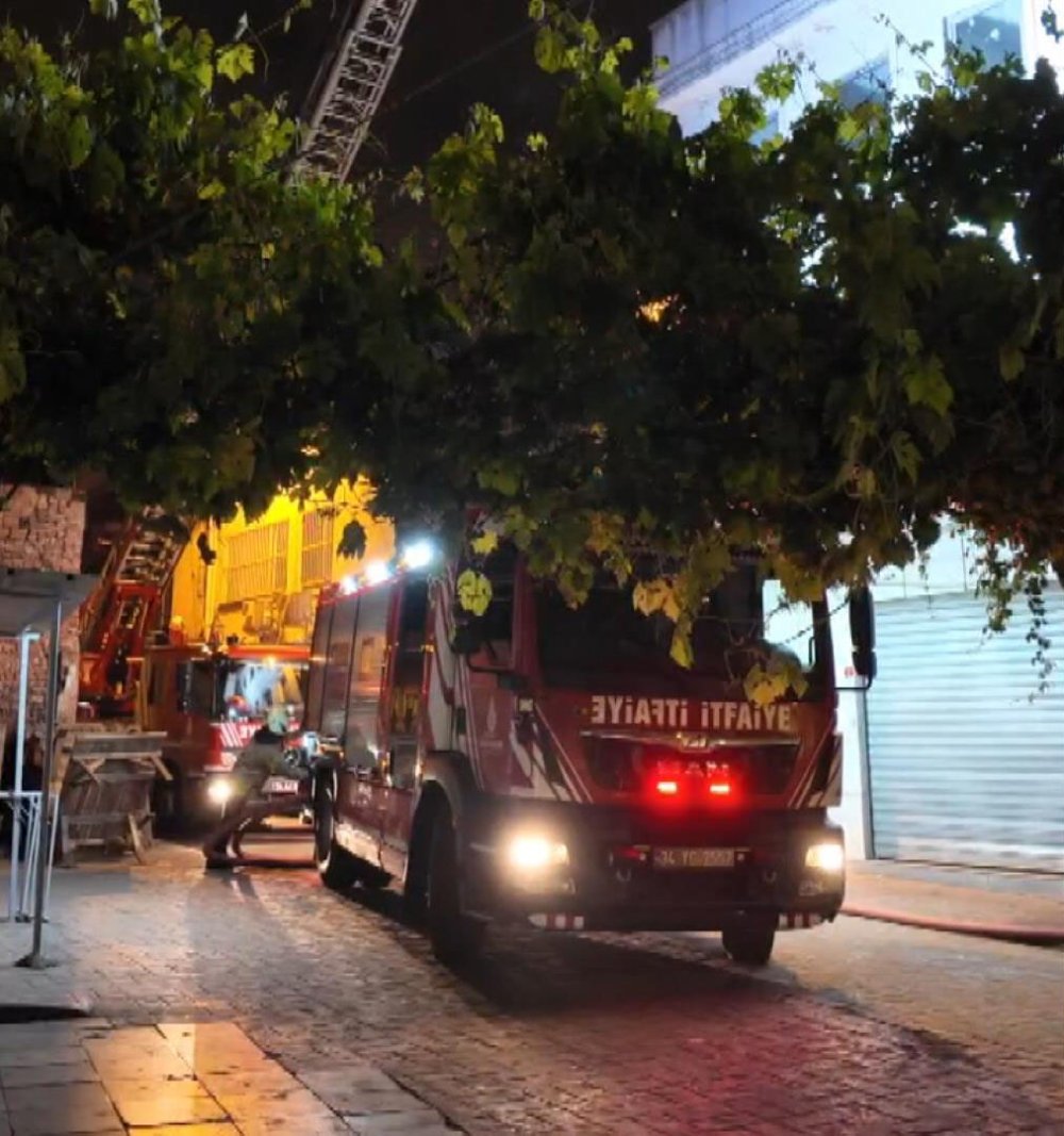 Beyoğlu'ndaki kafede gece yangın çıktı