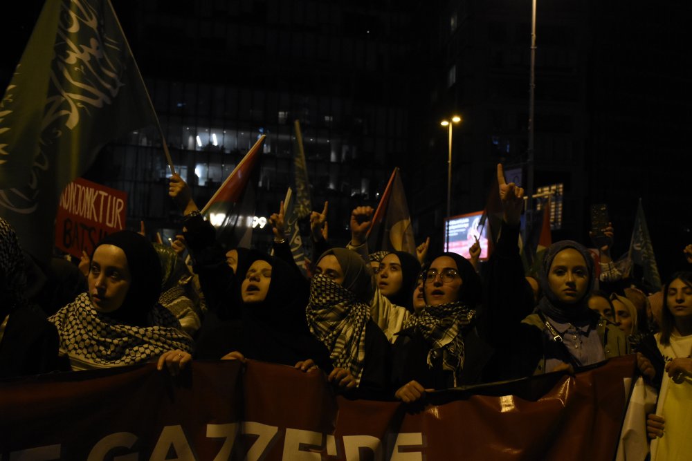 İsrail Başkonsolosluğu önünde saldırılara tepki: Yüzlerce kişi protesto etti