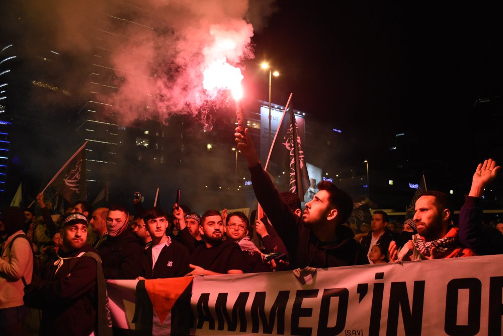 İsrail Başkonsolosluğu önünde saldırılara tepki: Yüzlerce kişi protesto etti