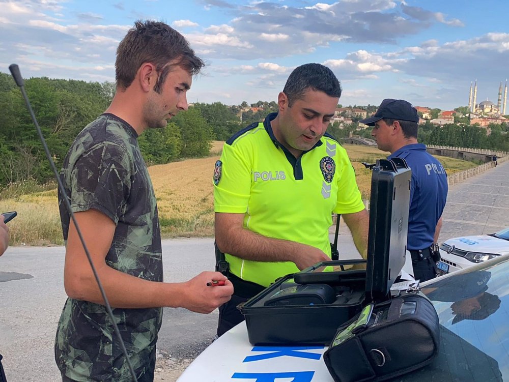 Alkollü sürücü aracıyla birlikte tarihi köprüden tarlaya uçtu!