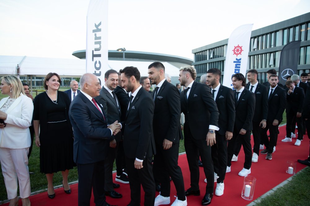 A Milli Futbol Takımı için Riva'da uğurlama yemeği düzenlendi