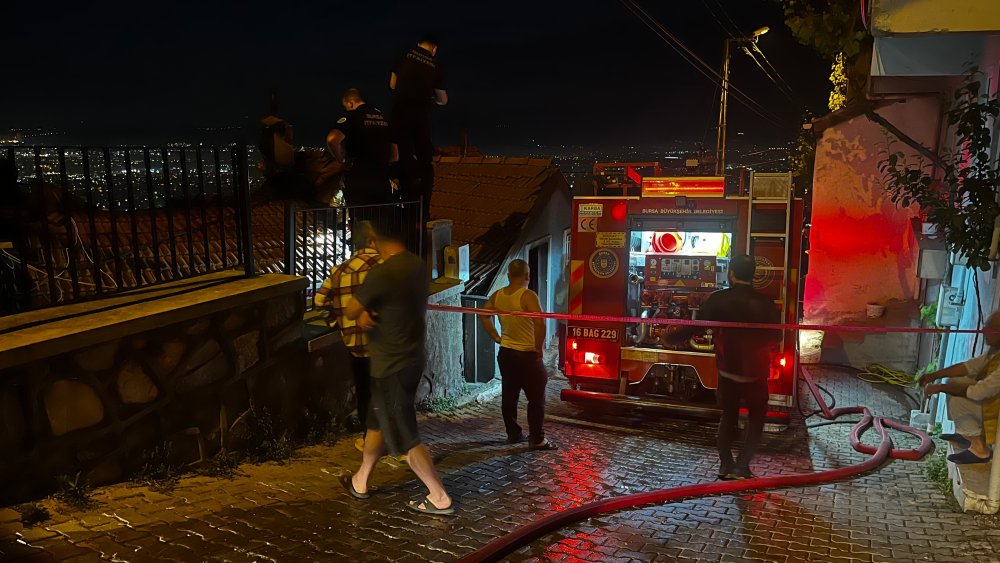 Evinde yalnız yaşayan yaşlı kadın çıkan yangında hayatını kaybetti