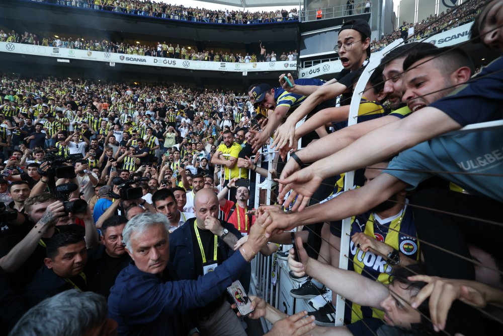 İmzalar atıldı, Fenerbahçe’nin yeni teknik direktörü Jose Mourinho oldu