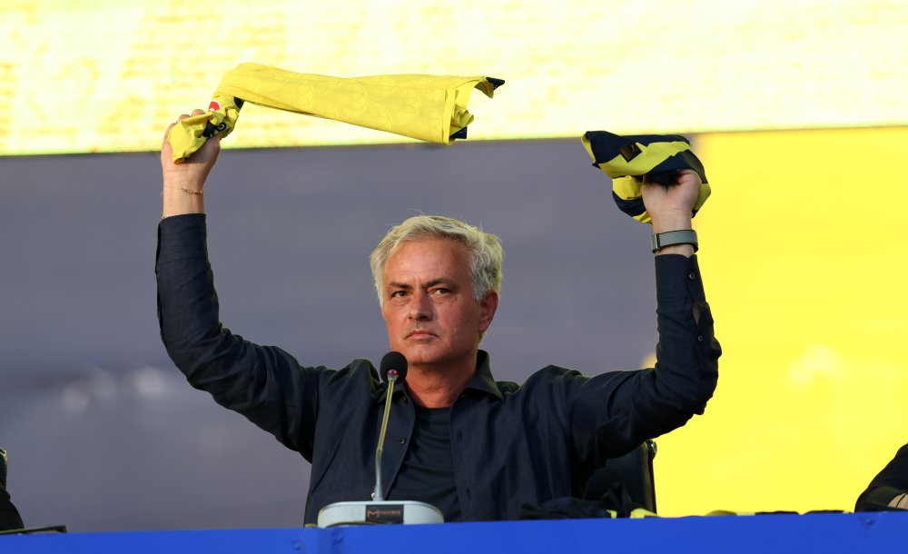 İmzalar atıldı, Fenerbahçe’nin yeni teknik direktörü Jose Mourinho oldu