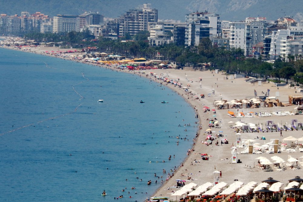 Antalya'da termometreler 41 dereceyi gördü: Turistler Konyaaltı Sahili'ne akın etti