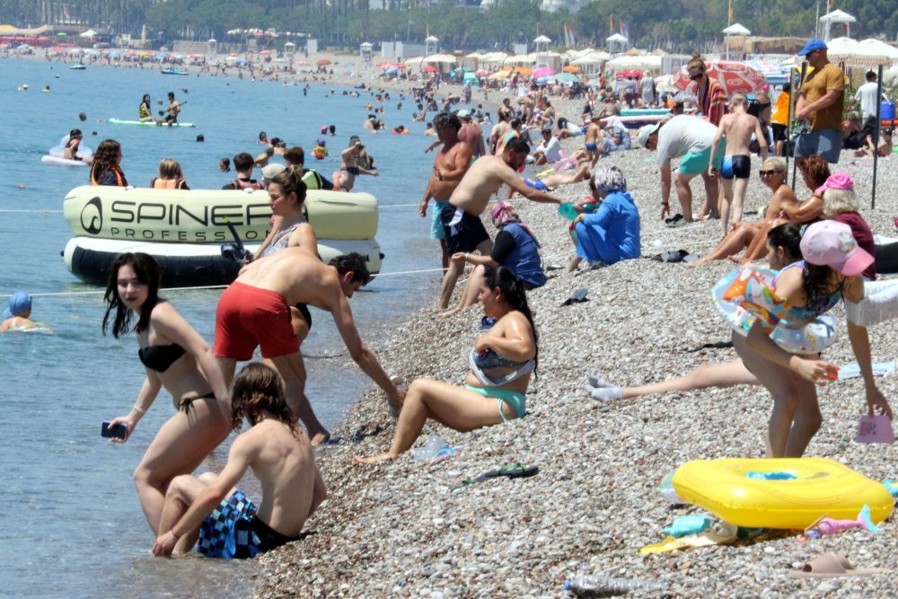 Antalya'da termometreler 41 dereceyi gördü: Turistler Konyaaltı Sahili'ne akın etti