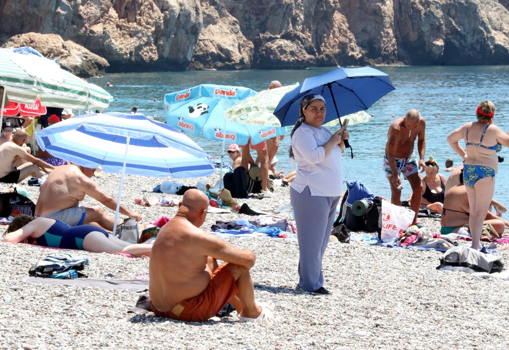 Antalya'da termometreler 41 dereceyi gördü: Turistler Konyaaltı Sahili'ne akın etti