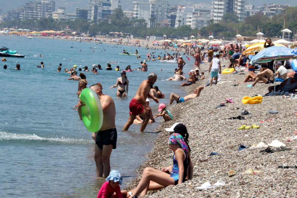 Antalya'da termometreler 41 dereceyi gördü: Turistler Konyaaltı Sahili'ne akın etti