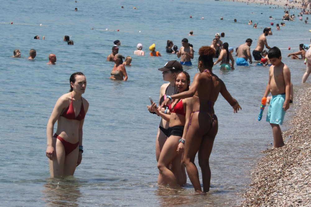 Antalya'da termometreler 41 dereceyi gördü: Turistler Konyaaltı Sahili'ne akın etti