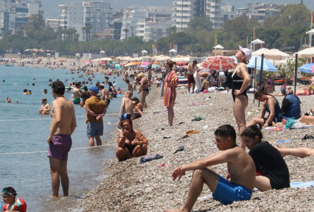 Antalya'da termometreler 41 dereceyi gördü: Turistler Konyaaltı Sahili'ne akın etti