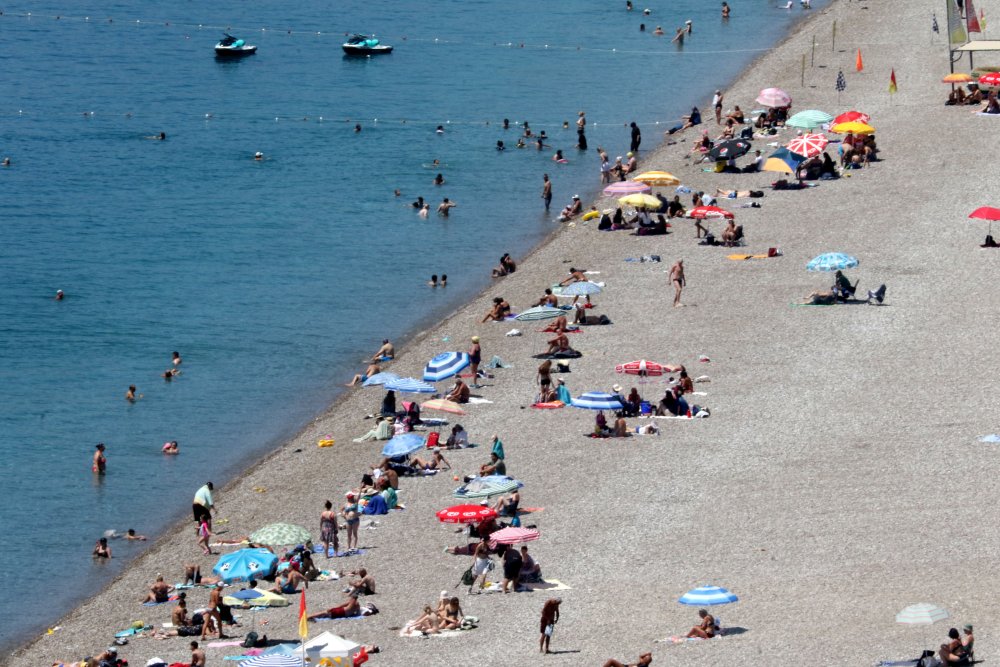 Antalya'da termometreler 41 dereceyi gördü: Turistler Konyaaltı Sahili'ne akın etti