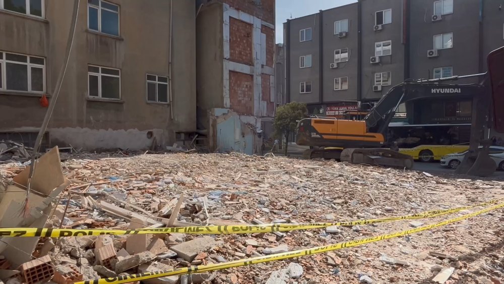 Küçükçekmece'de çöken binanın bulunduğu cadde trafiğe açıldı