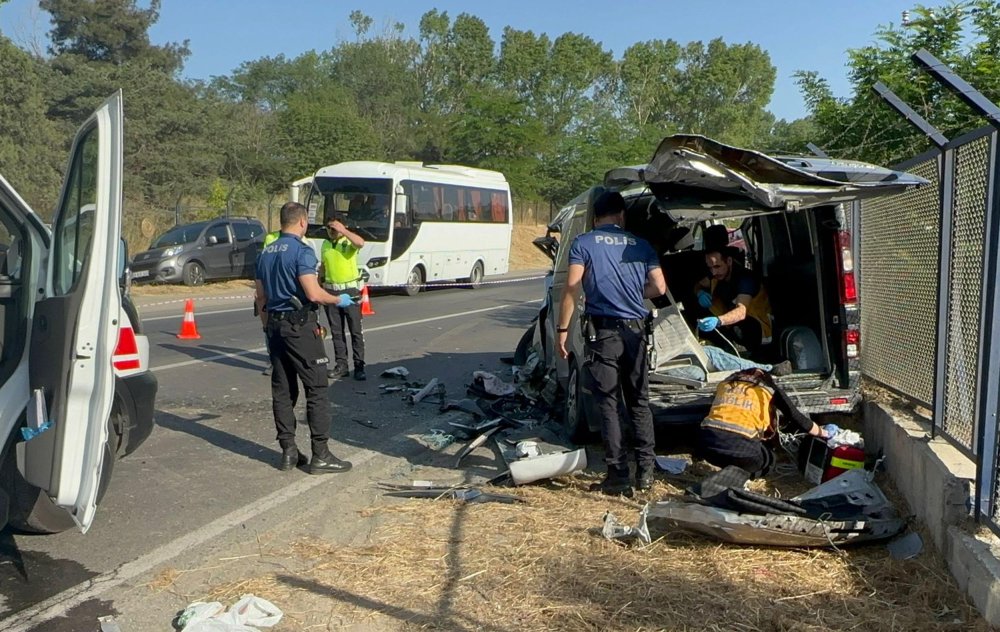 Tekirdağ'da feci kaza! İşçi servis midibüsü ile minibüs çarpıştı: Ölü ve yaralılar var