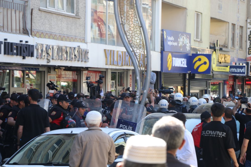 Hakkari'de kayyım protestosuna polis müdahalesi