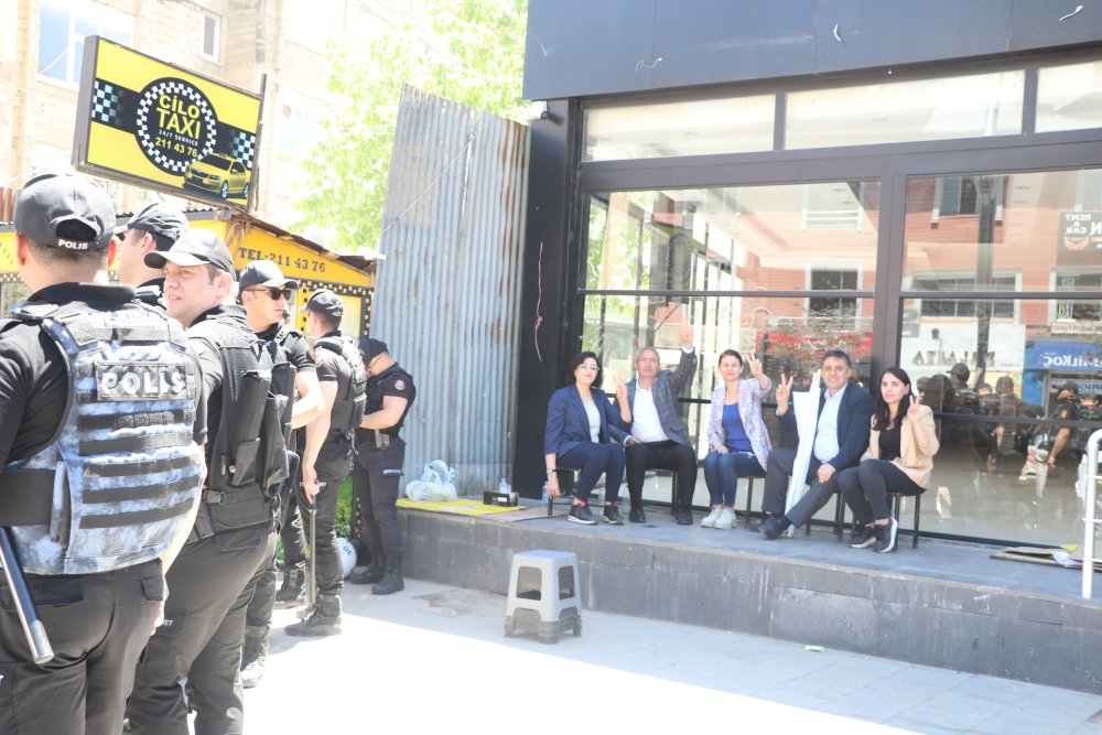 Hakkari'de kayyım protestosuna polis müdahalesi