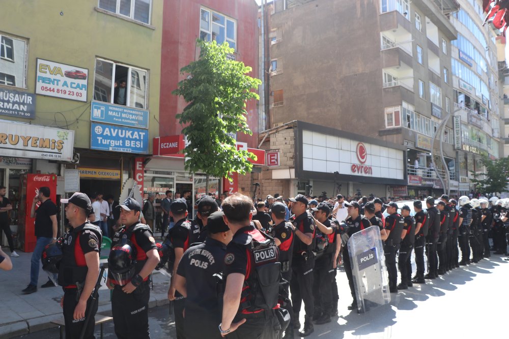 Hakkari'de kayyım protestosuna polis müdahalesi