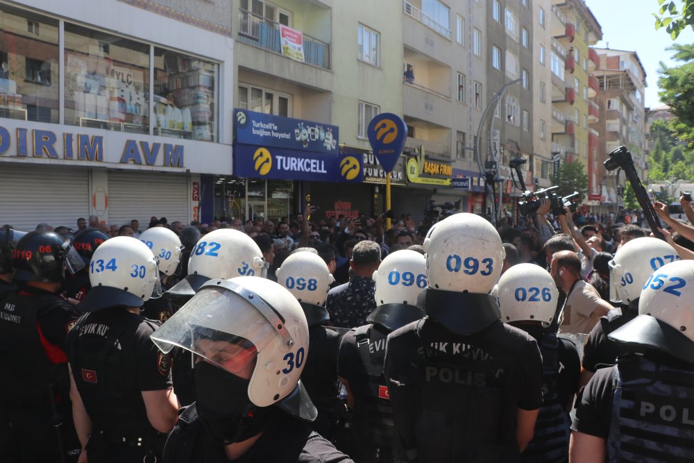 Hakkari'de kayyım protestosuna polis müdahalesi