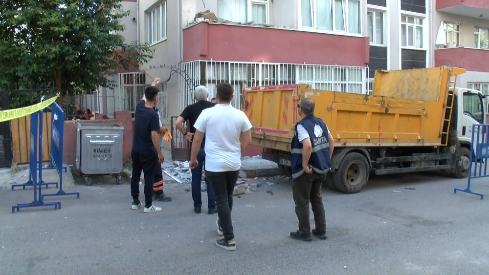 Kartal'da 5 katlı binanın balkonunda çökme meydana geldi