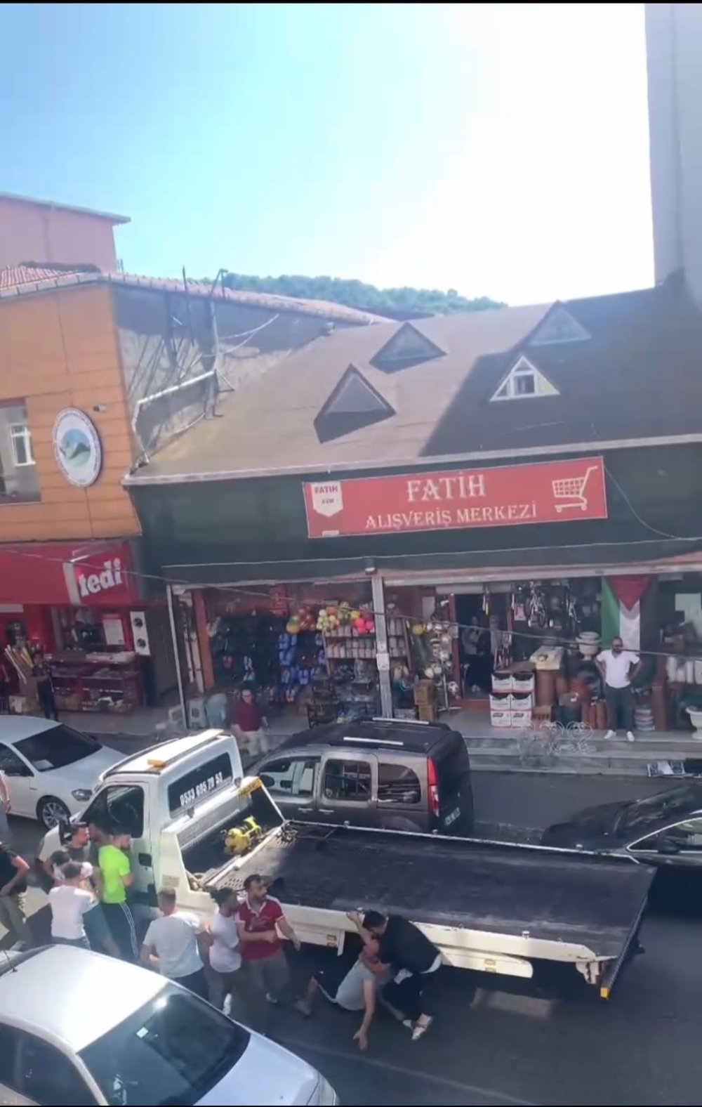 Beykoz'da trafik kavgası; yere yatırılan sürücü defalarca tekmelendi!