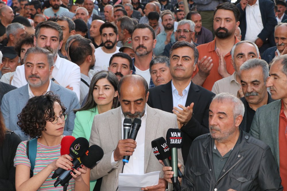 Hakkari Belediyesi'ne kayyım atanması Van'da protesto edildi