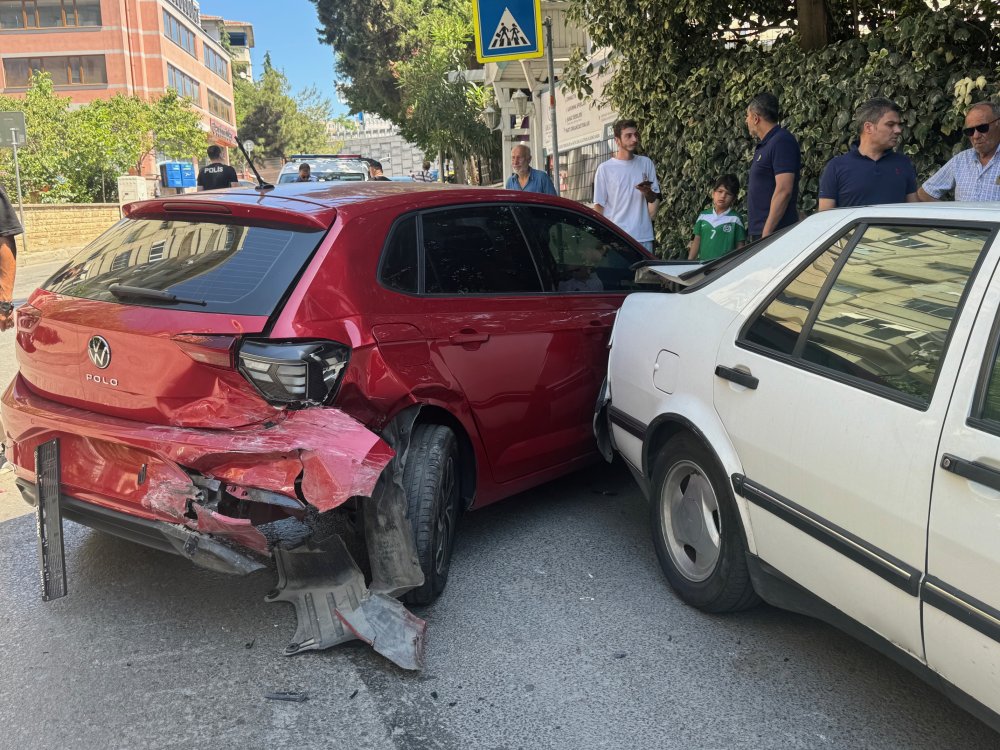 Kadıköy'de alkollü sürücü park halindeki 3 araca çarptı!