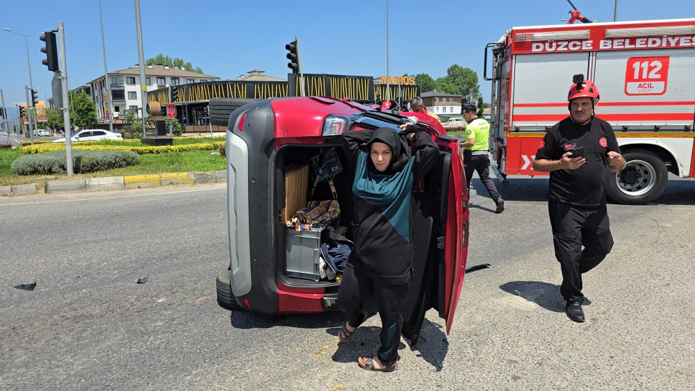 Özel halk otobüsü, otomobile çarptı: kazada 6 kişi yaralandı