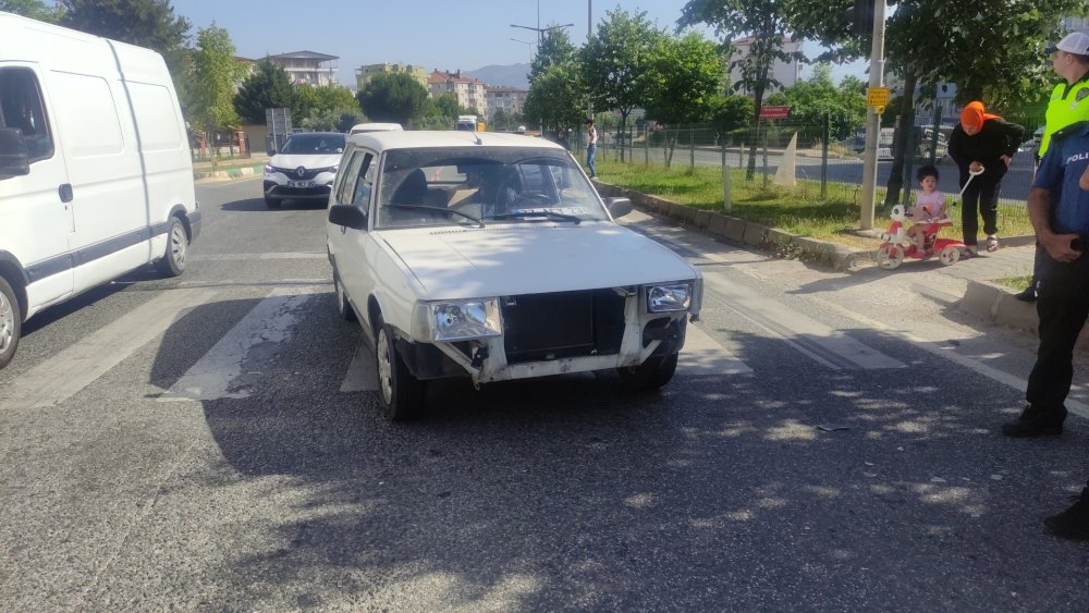 Yaya geçidinden geçen motosikletliye otomobil çarptı