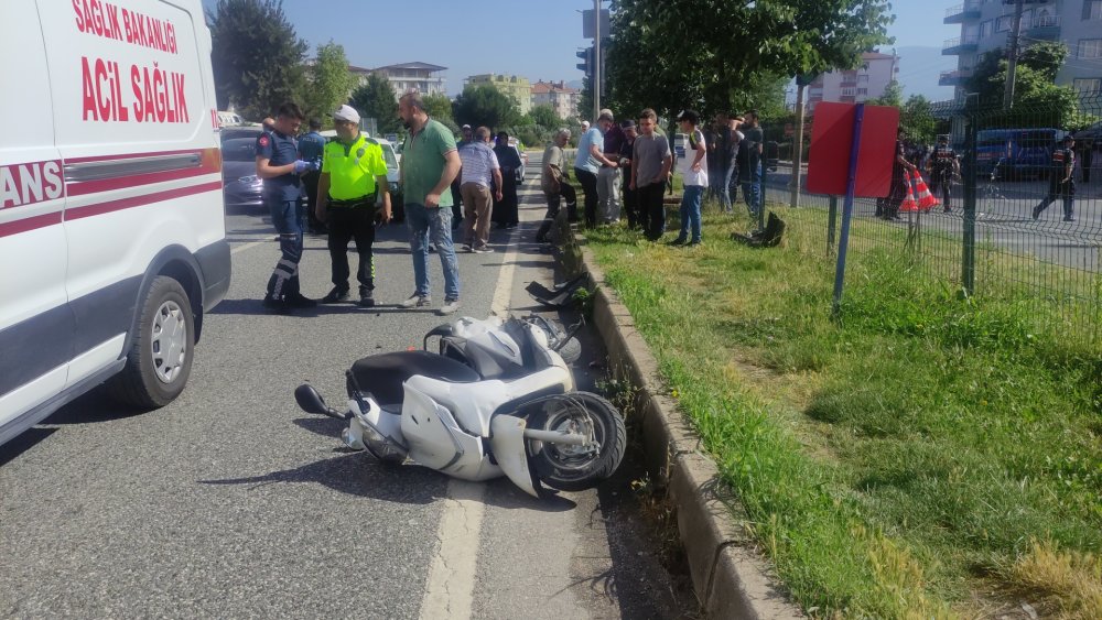 Yaya geçidinden geçen motosikletliye otomobil çarptı