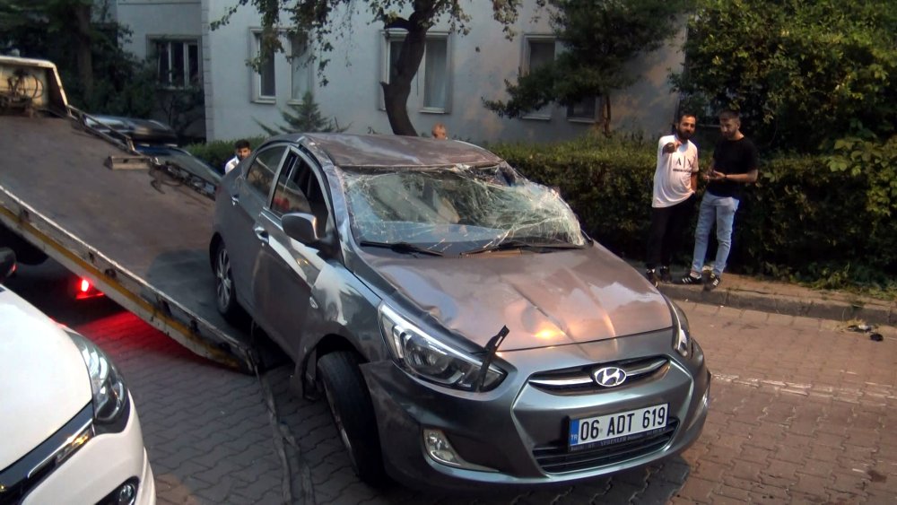 İstanbul'da kaza! Park halindeki araçlara çarpıp kayıplara karıştı