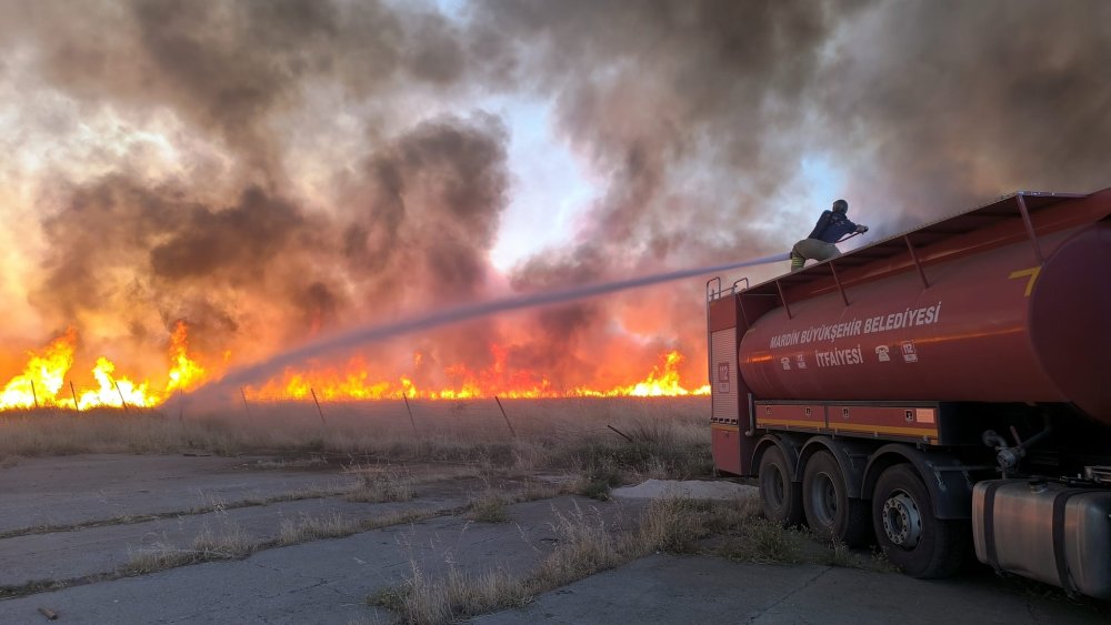 Petrol kuyusu yakınında çıkan yangın panik yarattı!