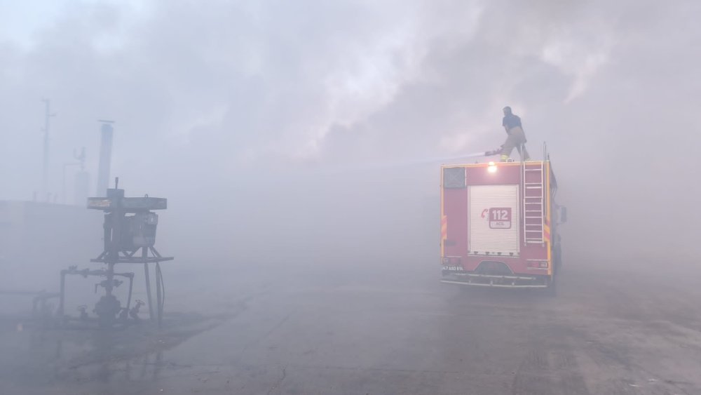 Petrol kuyusu yakınında çıkan yangın panik yarattı!