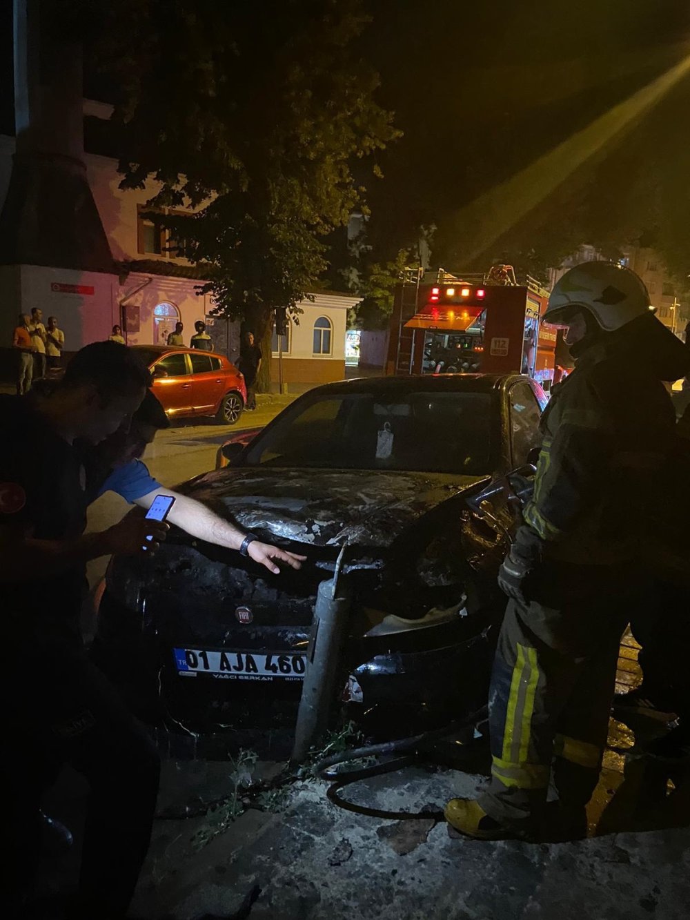 Park halindeki otomobil bir anda hareket ederek kaza yaptı